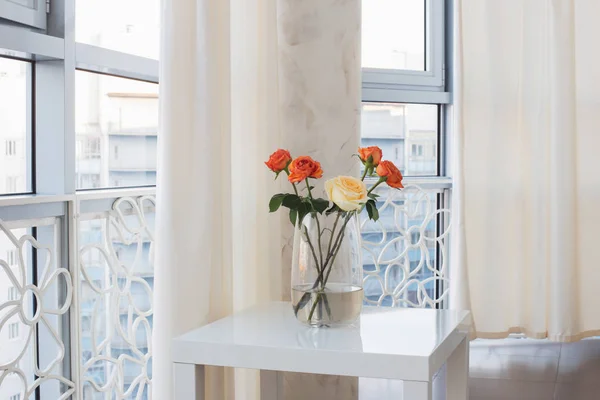 白色桌上花瓶上的玫瑰花 — 图库照片
