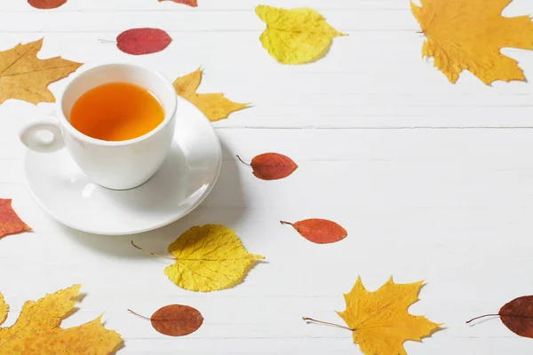 Tazza Con Foglie Autunnali Sfondo Legno — Foto Stock