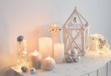 Arka plan beyaz duvar mumlar ile Noel dekorasyon