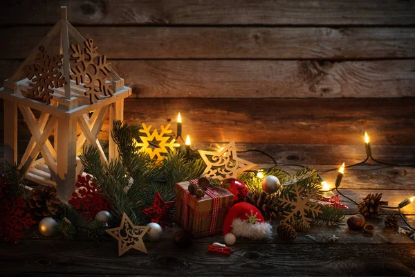 木制背景下的白色灯笼圣诞装饰 — 图库照片