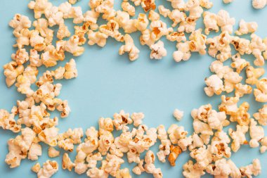mavi zemin üzerine pop corn