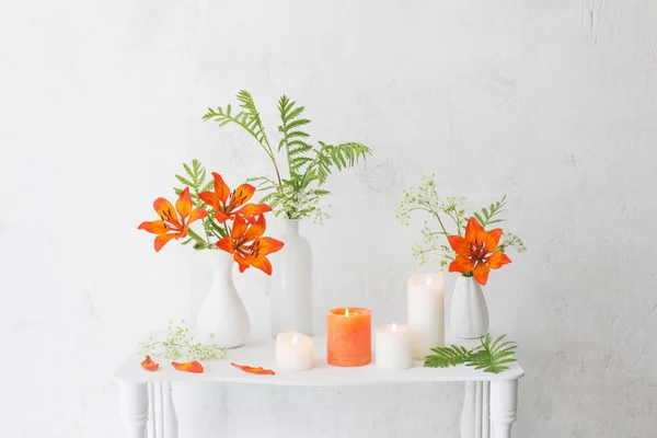 Fiori Arancio Candele Sfondo Bianco — Foto Stock