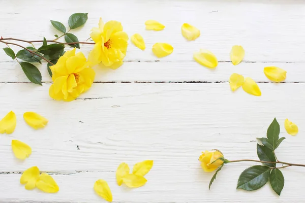 Rosas Amarillas Sobre Fondo Madera Blanco —  Fotos de Stock