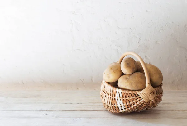 Batatas Cesta Fundo Parede Velha Branca — Fotografia de Stock