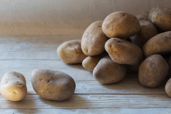 Batatas Fundo Parede Velha Branca — Fotografia de Stock