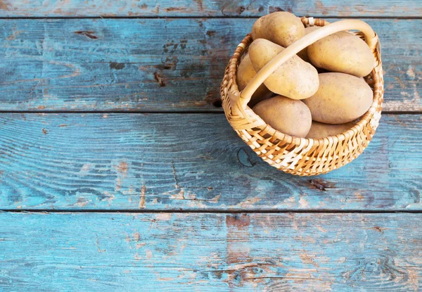 Ziemniaki Stare Niebieskie Tło Drewniane — Zdjęcie stockowe
