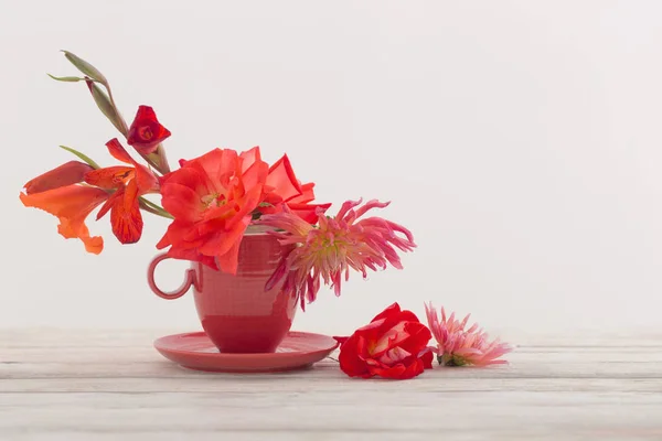 Rote Blumen Tasse Auf Weißem Hintergrund — Stockfoto