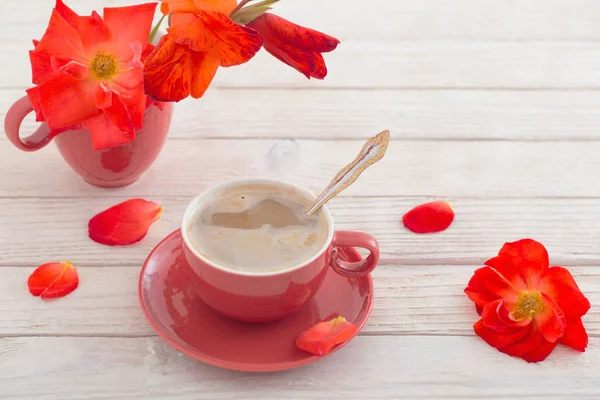 Tasse Kaffee Mit Roten Blumen Auf Weißem Holztisch — Stockfoto