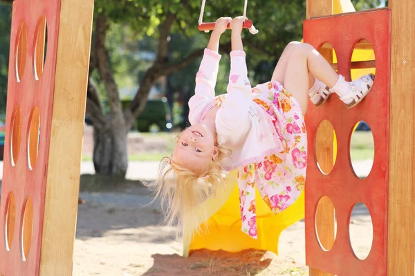 Szczęśliwa Dziewczynka Plac Zabaw Dla Dzieci — Zdjęcie stockowe