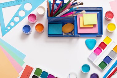 Beyaz arka planda okul malzemeleri koleksiyonu