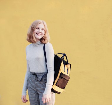 arka plan duvar açık kız öğrenci