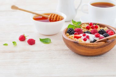 Beyaz ahşap zemin üzerinde çilek ile granola