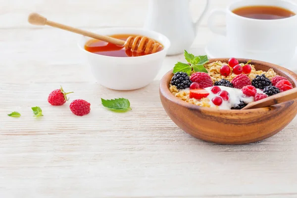 Beyaz ahşap zemin üzerinde çilek ile granola