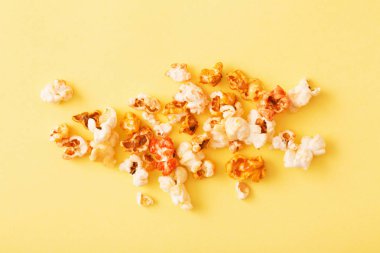 sarı zemin üzerine pop corn