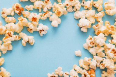 mavi zemin üzerine pop corn
