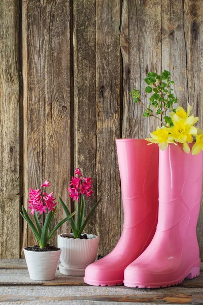 Buty Gumowe Wiosennych Kwiatów Podłoże Drewniane — Zdjęcie stockowe