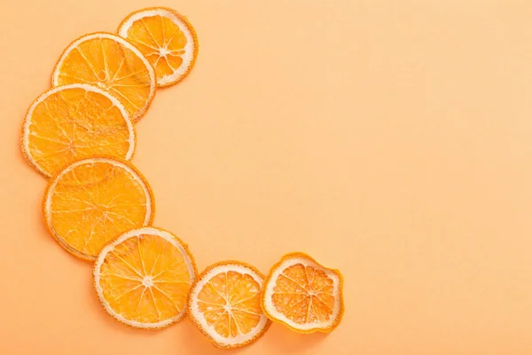 Сушеные Апельсины Фоне Цветной Бумаги — стоковое фото
