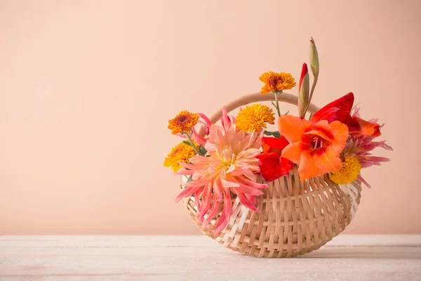 Flores Verão Cesta Mesa Madeira — Fotografia de Stock
