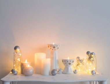 Arka plan beyaz duvar mumlar ile Noel dekorasyon