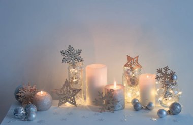 Arka plan beyaz duvar mumlar ile Noel dekorasyon
