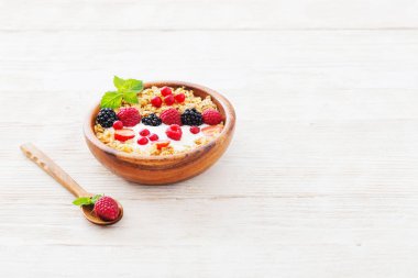 Beyaz ahşap zemin üzerinde çilek ile granola