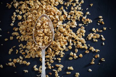 koyu arka plan üzerinde granola