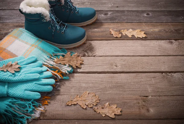 Зимняя Обувь Перчатки Шарфы Старом Деревянном Фоне — стоковое фото