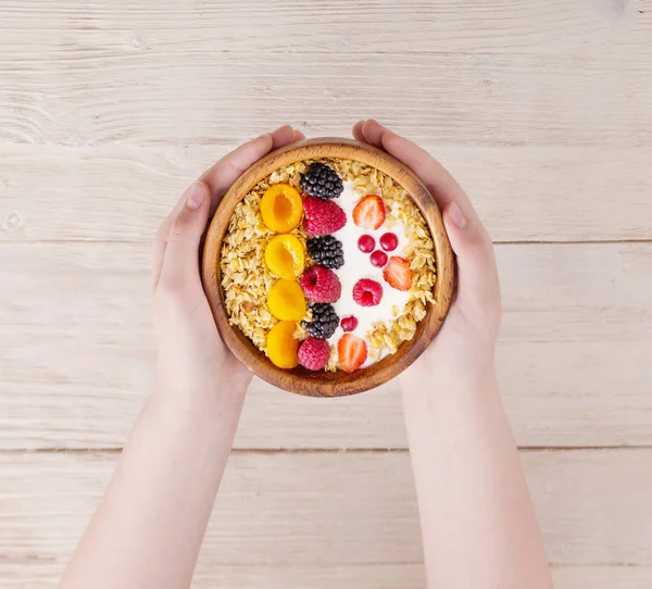 Muesli Met Bessen Hand Witte Houten Achtergrond — Stockfoto