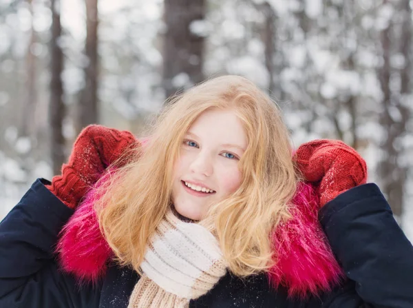 Teen Κορίτσι Χειμώνα Χιονισμένο Πάρκο — Φωτογραφία Αρχείου