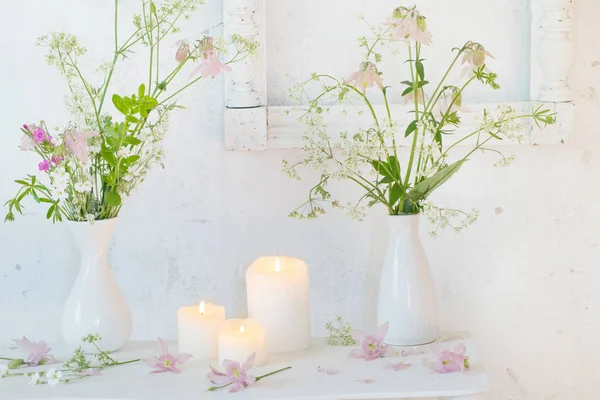 Interior Vintage Blanco Con Flores Velas — Foto de Stock