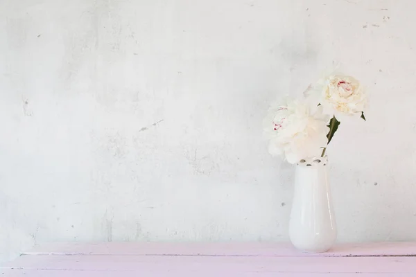 Peônias Vaso Sobre Fundo Branco — Fotografia de Stock