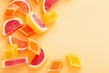 Marmelat tatlılar renkli arka plan üzerinde