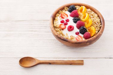 Beyaz ahşap zemin üzerinde çilek ile granola