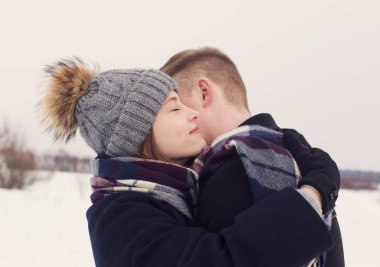 Kış alanındaki mutlu çift