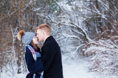 Genç çift kış parkında