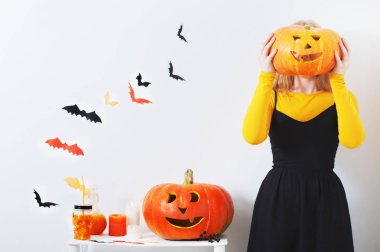 Beyaz arka plan üzerinde Halloween süslemeleri ile genç kız