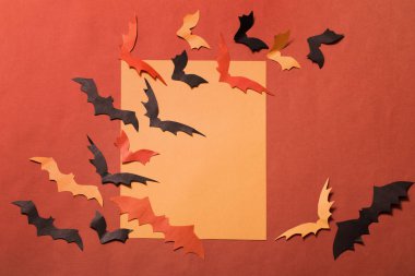 Kağıt arka plan üzerinde kağıt yarasalar
