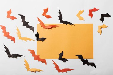 Kağıt arka plan üzerinde kağıt yarasalar