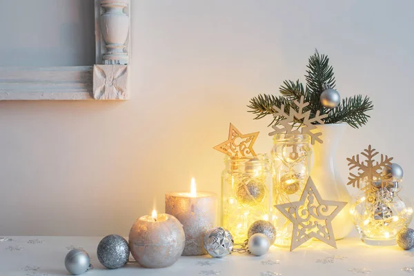 Weihnachtsdekoration Mit Kerzen Auf Hintergrund Weiße Wand — Stockfoto