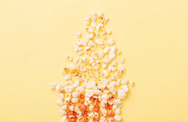 Kukurydza Pop Żółtym Tle — Zdjęcie stockowe
