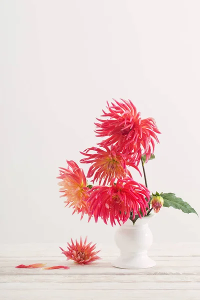 Dahlia Květiny Bílé Vázy Dřevěný Stůl — Stock fotografie