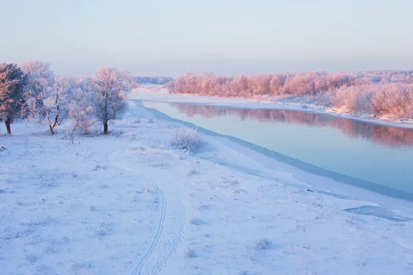 Piękny Zimowy Krajobraz Rzeką — Zdjęcie stockowe