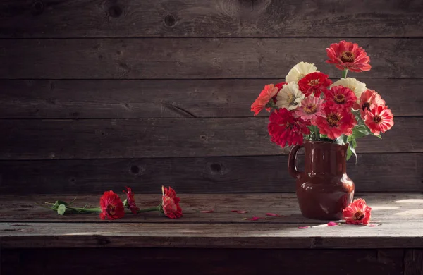 古い木製の背景の上に花瓶の花 — ストック写真