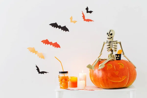 Halloween Dekoration Auf Weißem Holztisch — Stockfoto