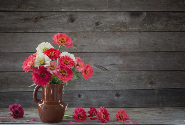 Fiori Vaso Fondo Legno Antico — Foto Stock