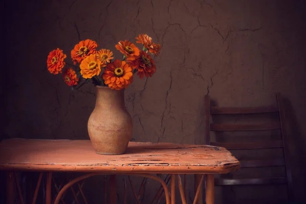 Flores Jarra Sobre Una Vieja Mesa Madera — Foto de Stock