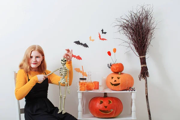 Adolescent Fille Avec Halloween Décorations Sur Fond Blanc — Photo