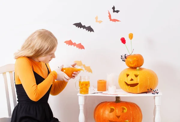 Beyaz Arka Plan Üzerinde Halloween Süslemeleri Ile Genç Kız — Stok fotoğraf