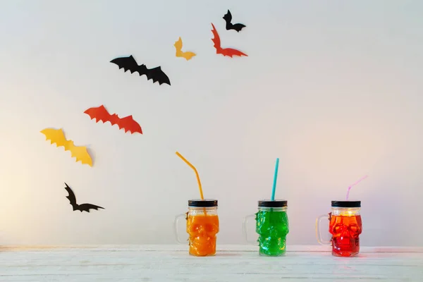 Decorações Halloween Com Bebidas Caneca Forma Crânio Fundo Branco — Fotografia de Stock