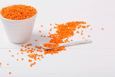 Beyaz ahşap zemin üzerinde mercimek